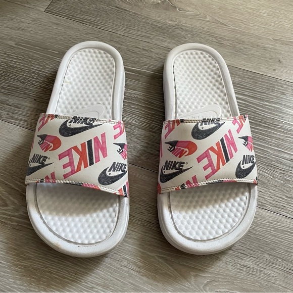 Nike Benassi Slides Sandal JDI Print Flip Flops Pink White Black Size 7 - Picture 2 of 5